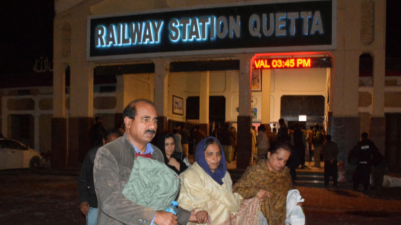 I passeggeri che sono stati salvati da un treno dopo che è stato attaccato da militanti separatisti.  Stazione ferroviaria di Quetta, in Belucistan, Pakistan, 12 marzo 2025 (foto Reuters/Stringer).
